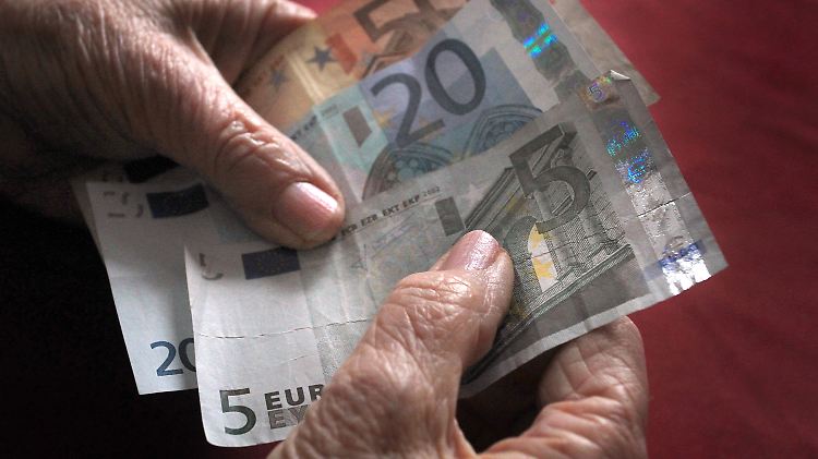 Ältere Menschen haben in Deutschland im kommenden Jahr wohl ein bisschen mehr Geld zur Verfügung.
