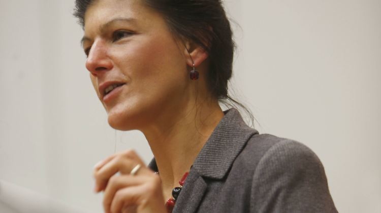 Sahra Wagenknecht meint: "Hände weg vom Streikrecht". Seehofers Vorschlag sei ein Skandal.
