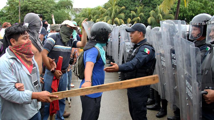 Demonstranten haben während den Protesten in Acapluco probiert den Nationalpalast zu stürmen. Bei den Krawallen wurden 18 Beamte und 9 Demonstranten verletzt.