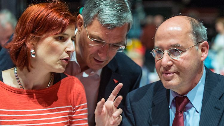 Die Parteivorsitzenden der Linken Katja Kipping und Bernd Riexinger und der Fraktionsvorsitzende Gregor Gysi.