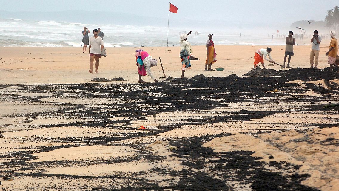 Reinigungsarbeiten am Strand von Colva in Goa.