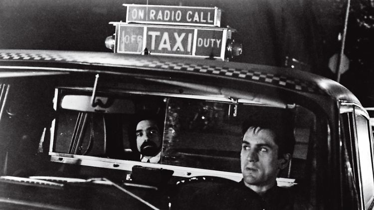 Immer wieder übernimmt Scorsese winzige Rollen in seinen Filmen, wie hier als Fahrgast (l.) in "Taxi Driver" neben Robert De Niro.