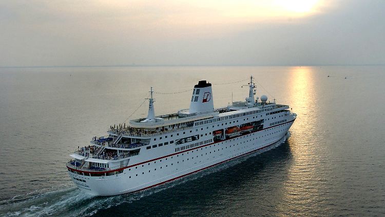 Das Traumschiff in besseren Zeiten auf hoher See.