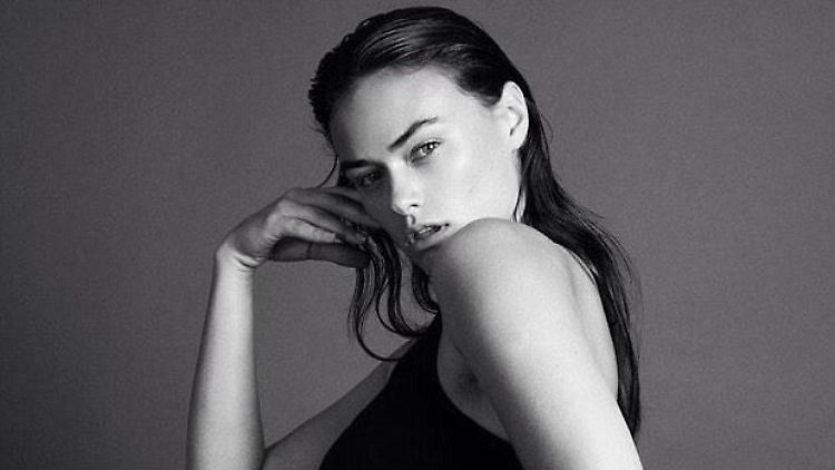 Myla Dalbesio modelt für Calvin Klein - mit ihren Kurven ist sie eine Ausnahme unter den übrigen Models.