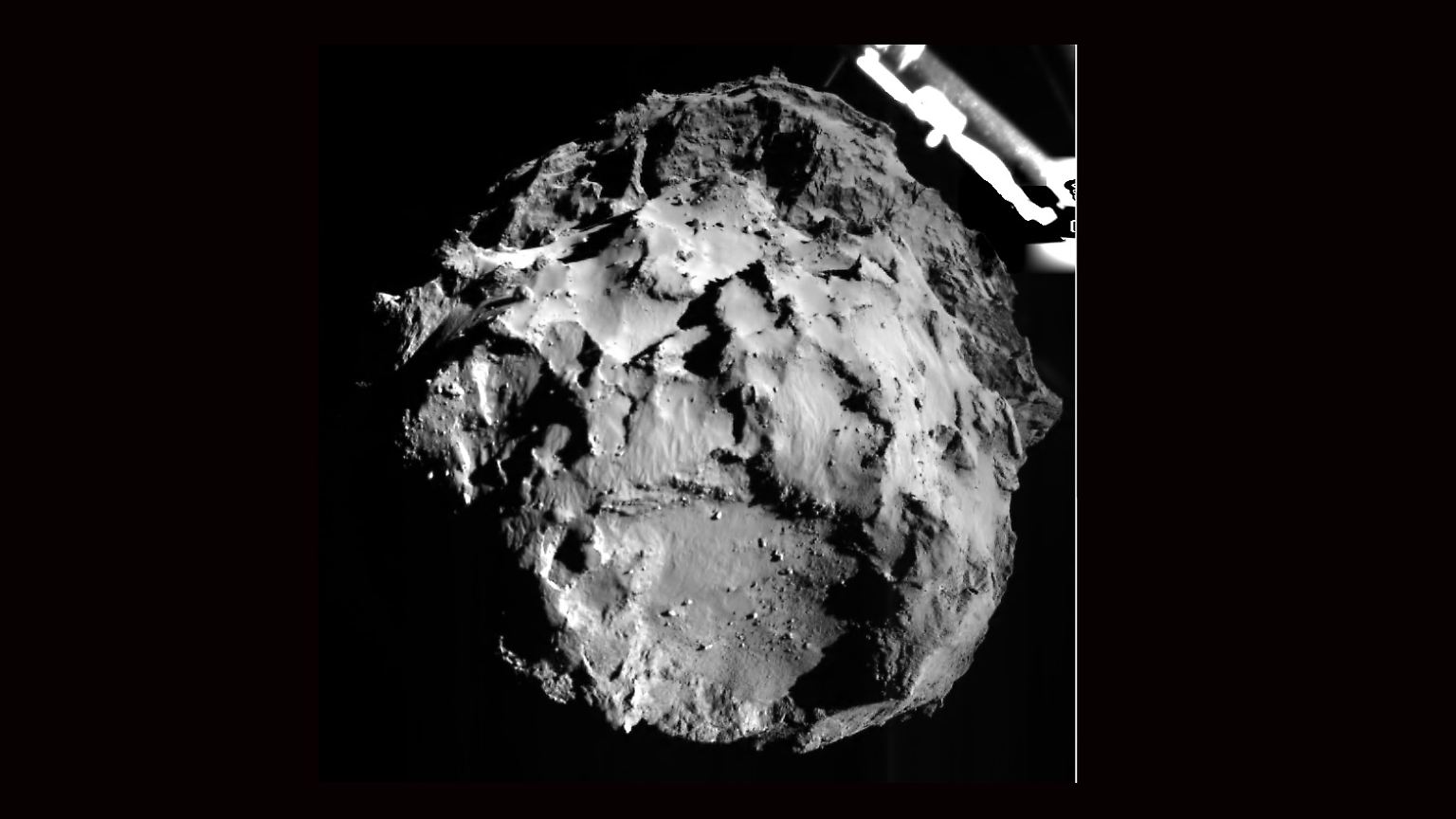Das ist ein Foto von Komet "Tschuri", aufgenommen und gesendet von "Philae" vor der Landung. Oben rechts ist der Fuß des Landegeräts zu sehen. Ein Pixel sind drei Meter.