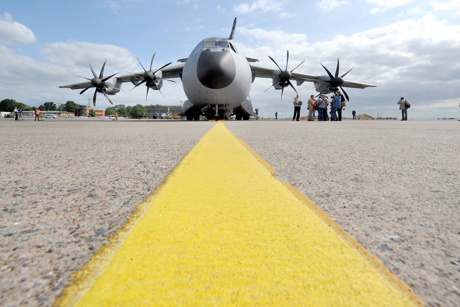 Das ist die Maschine, auf die Deutschland seit fünf Jahren wartet. Eigentlich wollte die Bundeswehr schon 2009 zu neuen Einsätzen starten - jetzt bekommt sie ihr erstes Exemplar doch noch vor Weihnachten 2014.