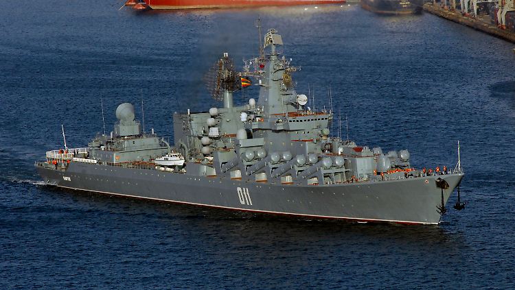 Auch die "Warjag" kreuzt vor der australischen Küste - die Archivaufnahme zeigt das Schiff beim Verlassen des Hafens von Wladiwostok im Jahre 2009. 