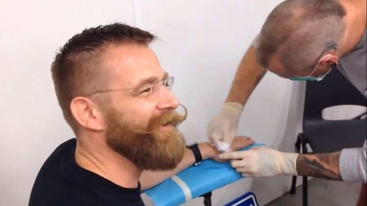 Martijn Wismeijer lässt sich in jede Hand einen Mikrochip implantieren.