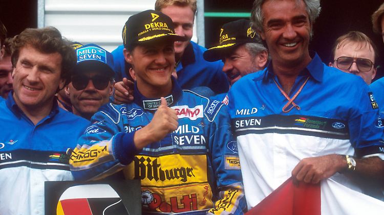 Michael Schumacher feiert seinen ersten WM-Titel an der Seite von Benetton-Teamchef Flavio Briatore.