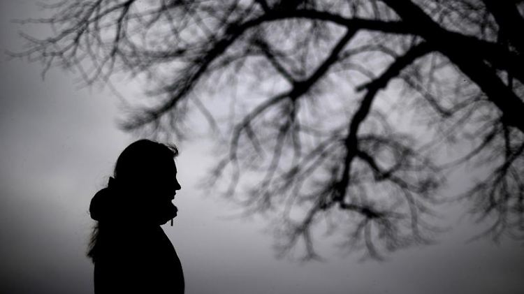 Lichtmangel und schlechtes Wetter können aufs Gemüt schlagen. Viele Menschen leiden unter einer Winterdepression - und das nicht nur am "Blue Monday".