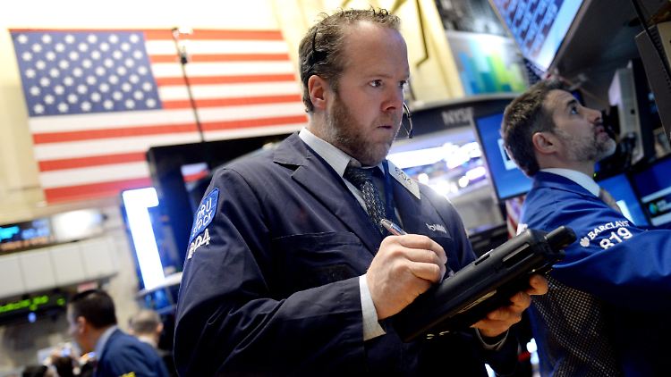Die Wall Street sucht nach der jüngsten Rekordjagd die Richtung. Ein deutlicher Rücksetzer ist nicht ausgeschlossen.
