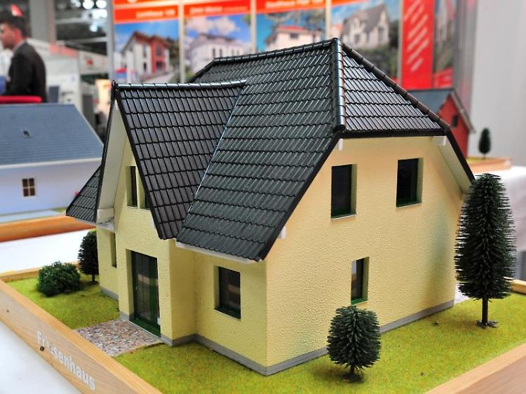 Trotz niedriger Zinsen lohnt es sich nicht immer, ein Haus zu kaufen. Vor allem in den Großstädten sind die Preise für Immobilien meist sehr hoch.