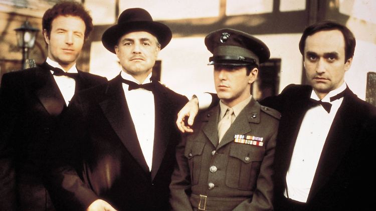 Gestatten, die Corleones: Die Schauspieler James Caan, Marlon Brando, Al Pacino und John Cazale vor dem Haus, das nun zum Verkauf steht.