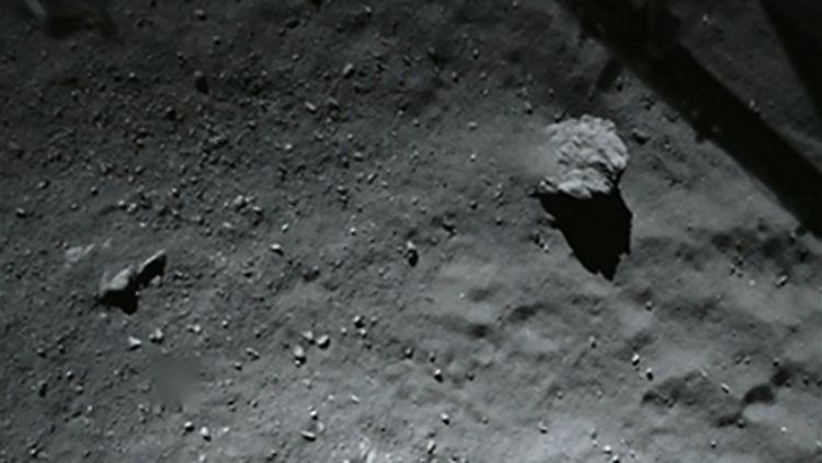 Ein von Staub bedeckter Felsbrocken (r.) interessiert die Forscher besonders. Das Foto wurde aus 40 Metern Entfernung gemacht.