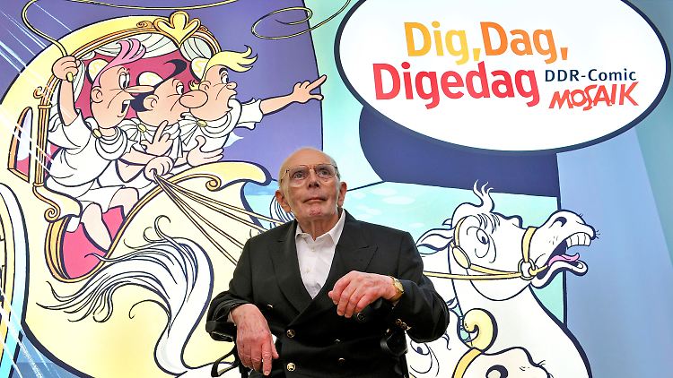 Hannes Hegen im Jahr 2012 auf einer Ausstellung über seine drei berühmten Figuren.