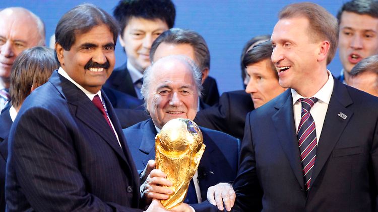 Alles glattgelaufen: Joseph Blatter mit dem russischen Vertreter Igor Schuwalow und dem Emir von Katar,  Scheich Hamad bin Khalifa Al-Thani.