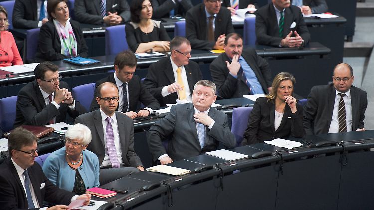 Gesundheitsminister Gröhe (M.) will Sterbenden noch besser Hilfe leisten. Grüne und Linke ergänzen: Auch die Pflege von Alten und Kranken muss dringend verbessert werden.