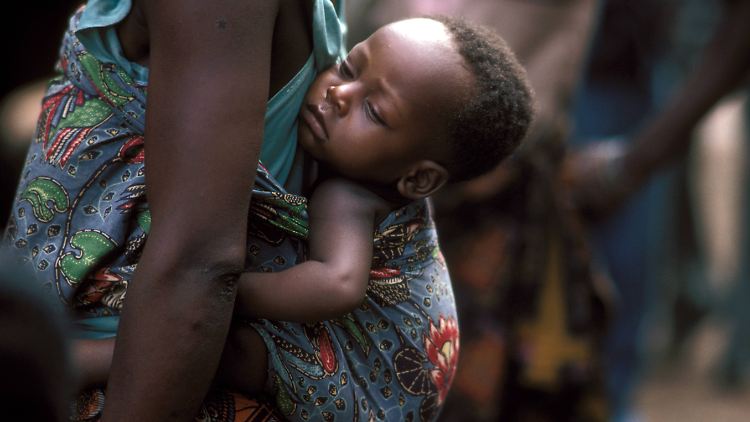 Mutter mit Baby in der Demokratischen Republik Kongo: Wie in den meisten Entwicklungsländern haben Kleinkinder hier in hohes Sterberisiko.