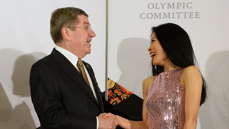 Mit solchen Sternchen schmückt man sich gern: IOC-Präsident Thomas Bach und Vanessa Mae bei den Spielen in Sotschi.