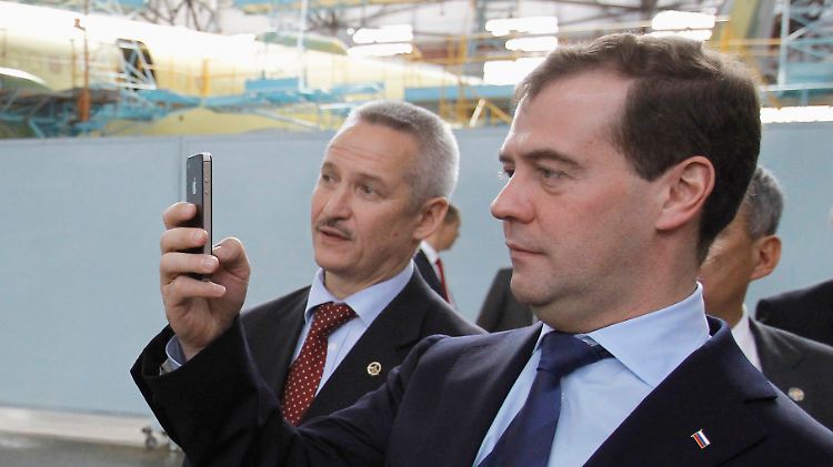 Russlands Premier Dmitri Medwedew fotografiert mit einem iPhone.