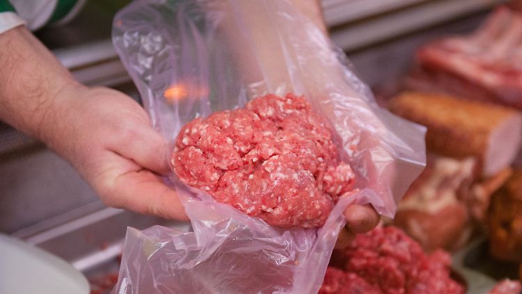 Anfang der 90er-Jahre kauften die Deutschen pro Kopf noch durchschnittlich 100 Kilogramm Fleisch pro Jahr, 2012 waren es nur noch 87 Kilogramm.