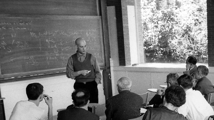 Eines der seltenen Fotos: Grothendieck in den 60er Jahren als Dozent in Bures-sur-Yvette.