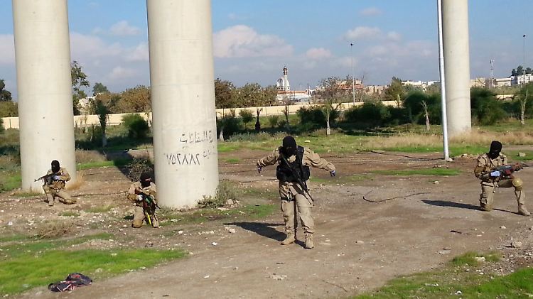 IS-Kämpfer bei Militärübungen nahe dem irakischen Mossul.