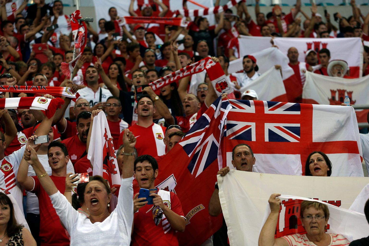 In der EM-Quali gegen England? Die Fahnen der Anhänger des DFB-Gegners  lassen dies vielleicht auf den ersten Blick glauben, doch ging es am Freitagabend in Nürnberg nicht gegen die Briten von der Insel, sondern ...