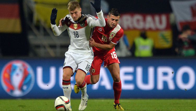 Toni Kroos wird von Brian Perez attackiert.