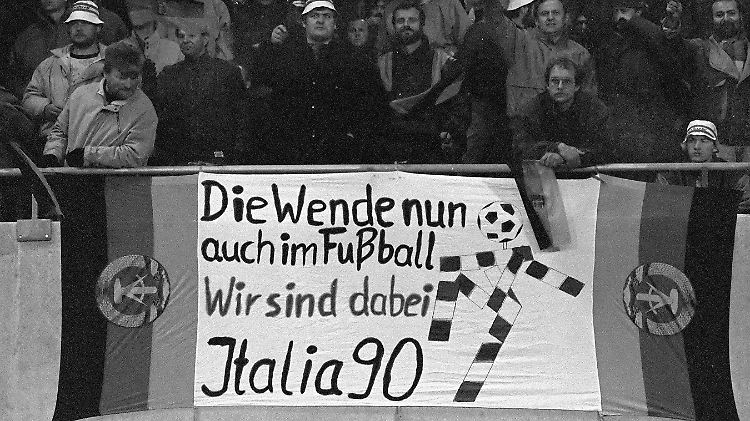 Da waren sie noch optimistisch: Anhänger des DDR-Teams vor dem Anpfiff.
