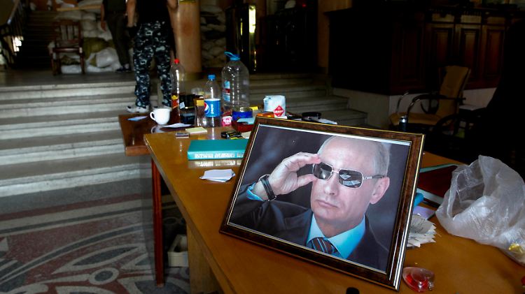 Ein Putin-Bild in einem von Separatisten besetzten Gebäude in der Ostukraine.