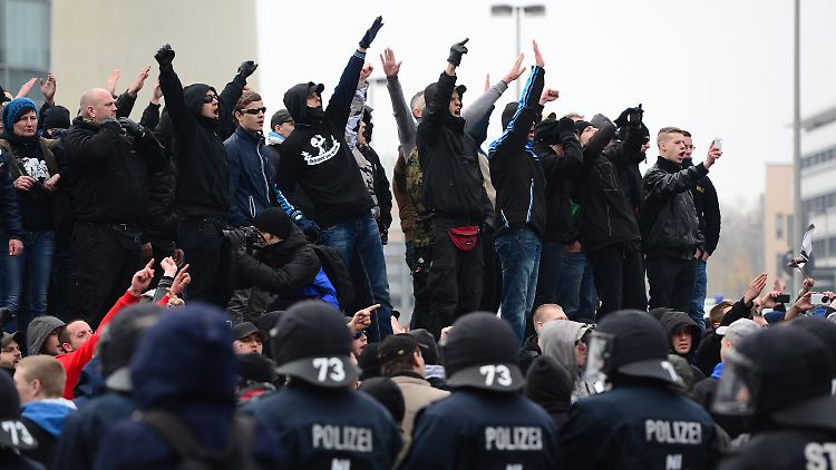Linker Arm, rechter Arm, Hauptsache hoch damit: HogeSa-Anhänger zeigen offen ihre Gesinnung.