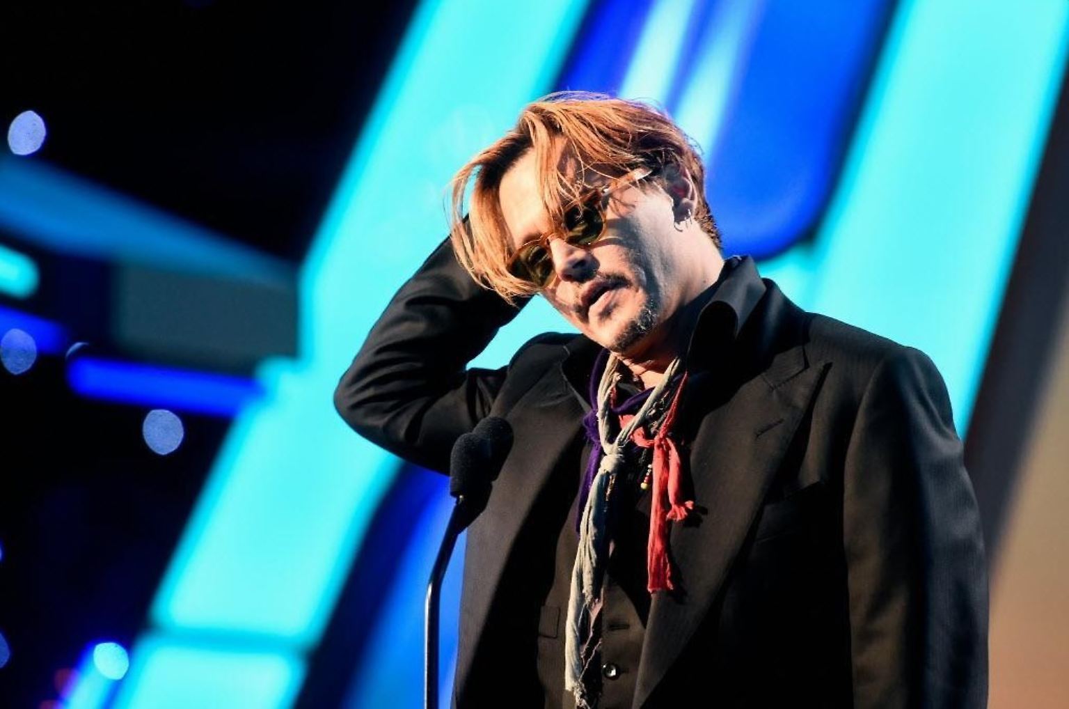 Eigentlich sollte es um einen anderen gehen. Bei den Hollywood Film Awards hielt Johnny Depp die Laudatio auf Regisseur Mike Myers - wenigstens versuchte er es. Der Schauspieler lallte und es wirkte, als könne er sich kaum auf den Beinen halten.