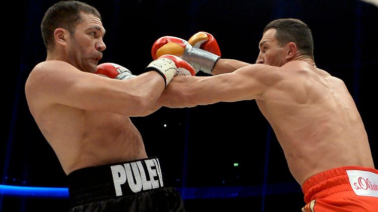In der fünften Runde besiegt Wladimir Klitschko Herausforderer Kubrat Pulew durch K.o..