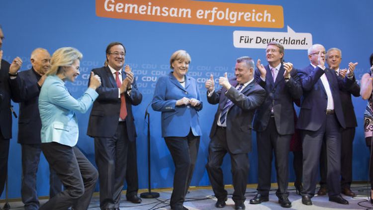 Ausgelassene Konservative tanzen zu Punk-Rock: Die Wahlparty der CDU.