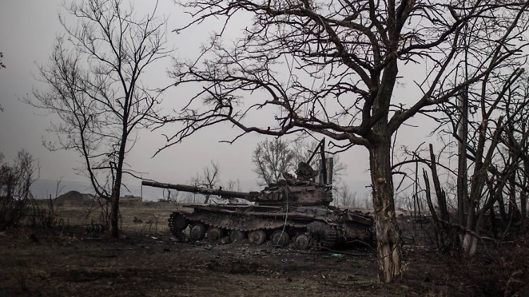 Ein Panzer der ukrainischen Armee bei Novosvetlovka.