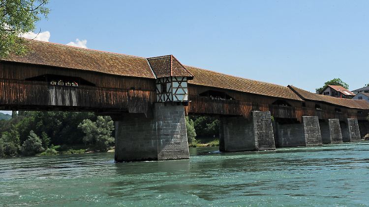 Die Pfeiler der historischen Rheinbrücke waren mit Sprengstoff befüllt.