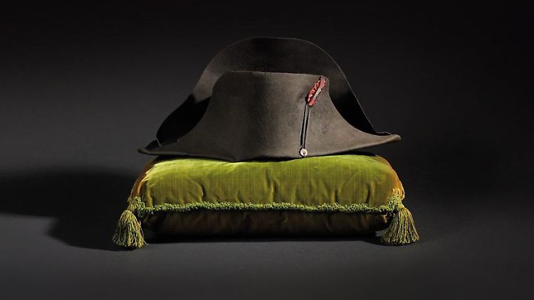 Der Zweispitz war Napoleons Markenzeichen. Einer seiner Hüte wurde jetzt für fast 1,9 Million Euro versteigert.