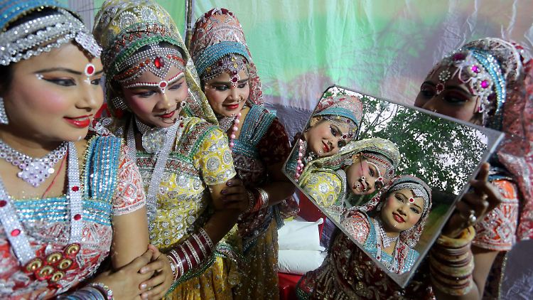 Vor einem Fest zu Ehren des Hindu-Gottes Lord Krishna.