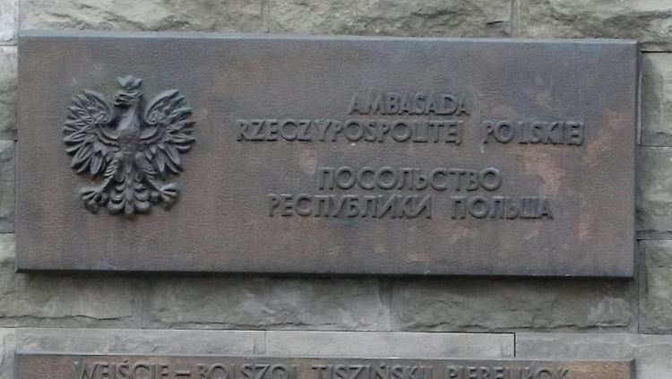 Vor der polnischen Botschaft in Moskau.