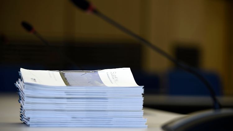 Private Arbeitgeber können meist mehr zahlen, als der Staat. Deshalb bleiben vakante Stellen oft unbesetzt.