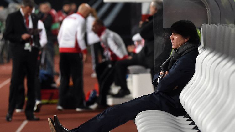 Was wird das nur für ein Spiel? Joachim Löw geht mit vielen Fragezeichen ins Duell mit Spanien.