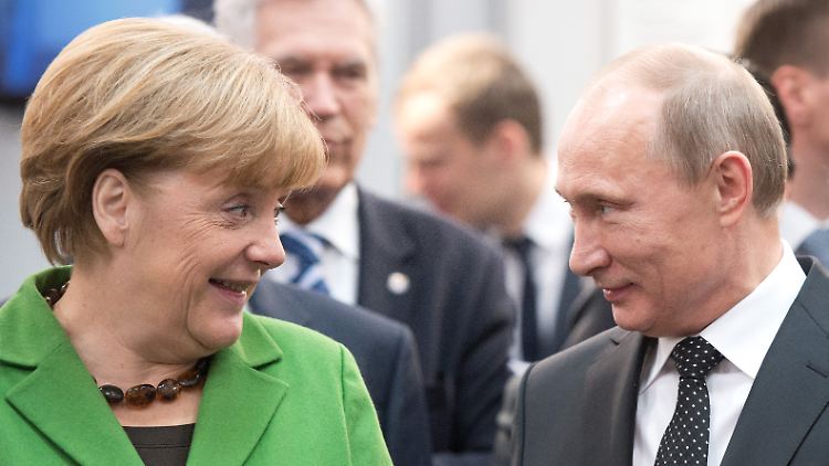 Ein Bild aus einer anderen Zeit: Merkel und Putin im April 2013 beim Eröffnungsrundgang der Hannover Messe.