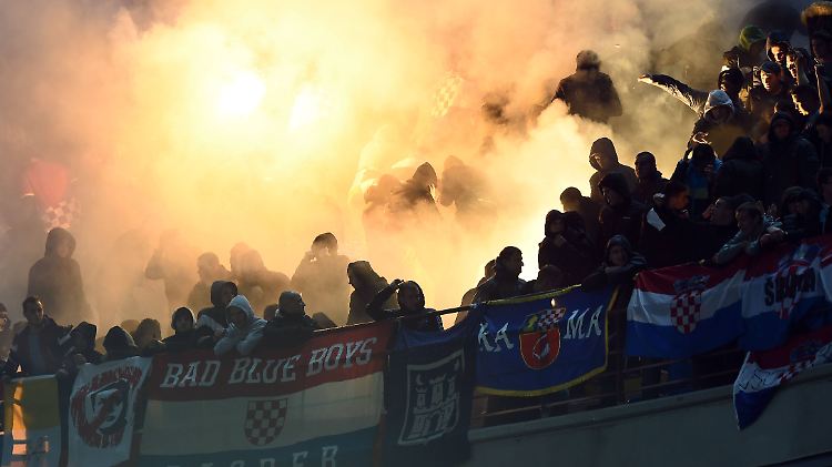 Mitgereiste Anhänger der kroatischen Nationalmannschaft provozierten in Mailand eine Spielunterbrechung.