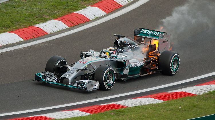 Das soll allerdings auch nicht passieren: Feuer am Motor von Lewis Hamilton beim Grand Prix von Budapest.