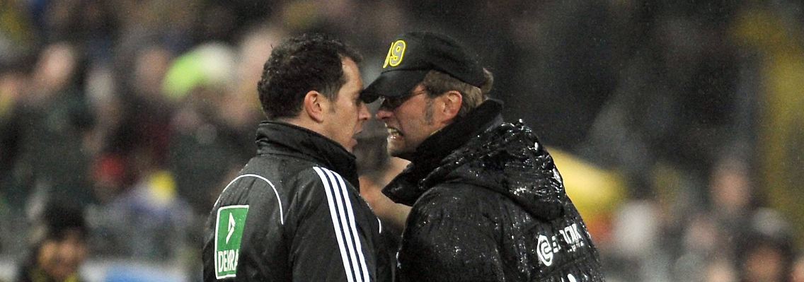 Klopp präsentiert sein Basecap mit der Aufschrift: "Si tacuisses, philosophus mansisses."