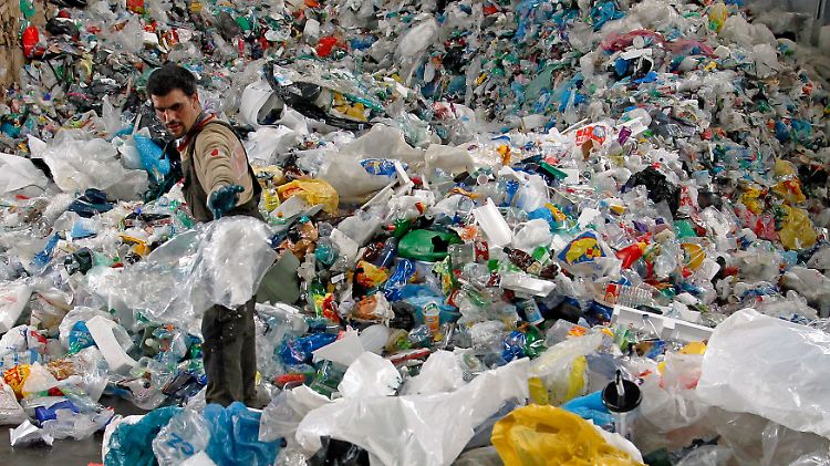 Praktisch - und vor als Abfall äußerst langlebig: In Deutschland liegt der Durchschnittsverbrauch pro Kopf bei etwa 70 Plastiktüten im Jahr.