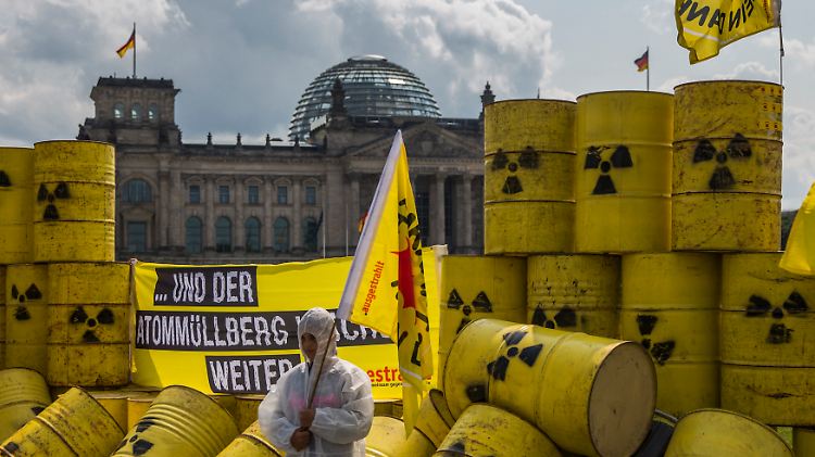 Wohin mit Altlasten? Der "Nationale Entsorgungsplan" soll eine zufriedenstellende Antwort liefern (hier Bilder eine Protestaktion vor dem Berliner Reichstagsgebäude).