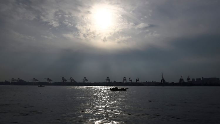 Containerhafen in der Bucht von Tokio.