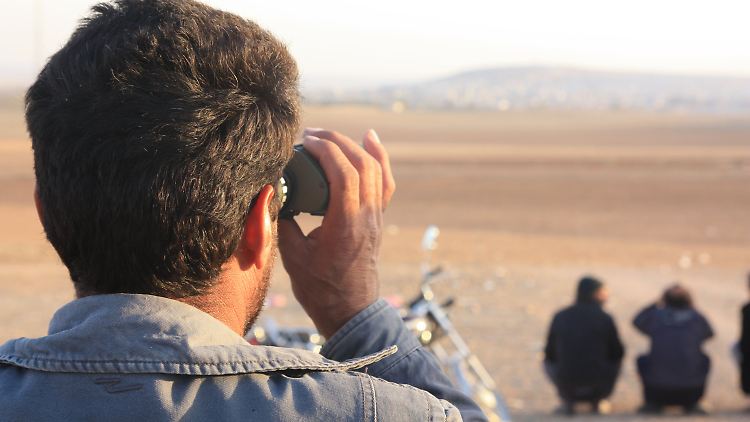 Blick vom türkischen Suruc aus in die benachbarte syrische Stadt Kobane.